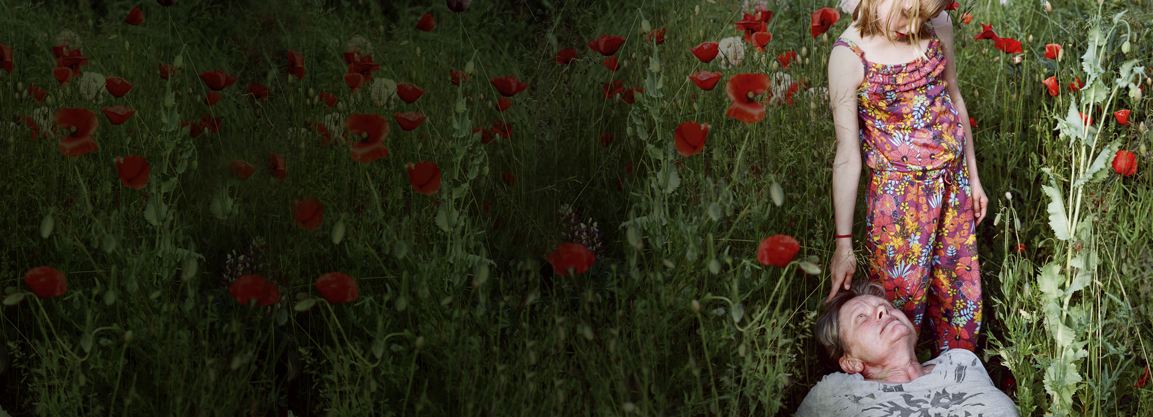 Das Foto zeigt eine ältere Frau, die im Gras liegt und ihre Enkelin.